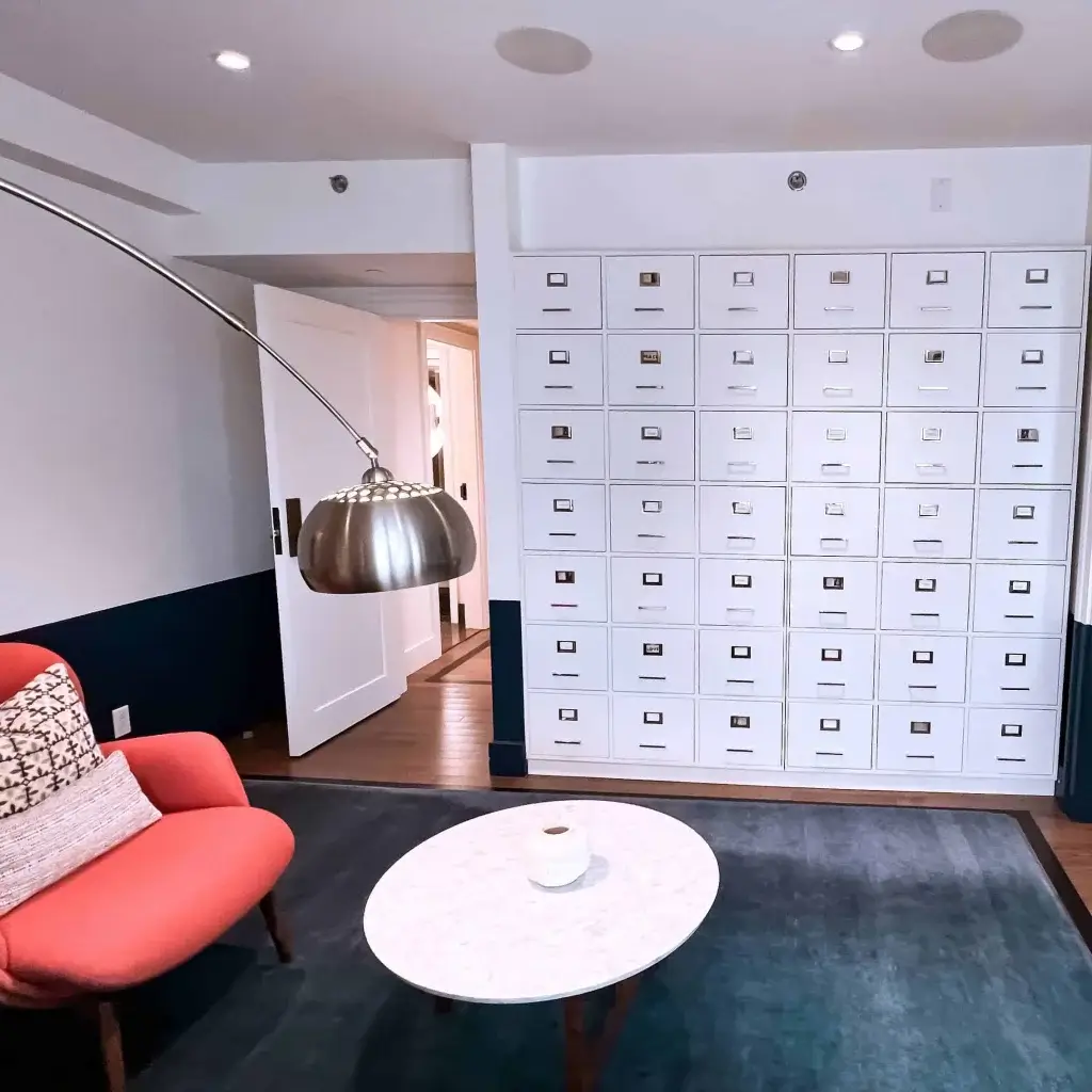 Mur de tiroirs d'archives sur le Bed-in de 1969 dans la suite John Lennon à Montréal