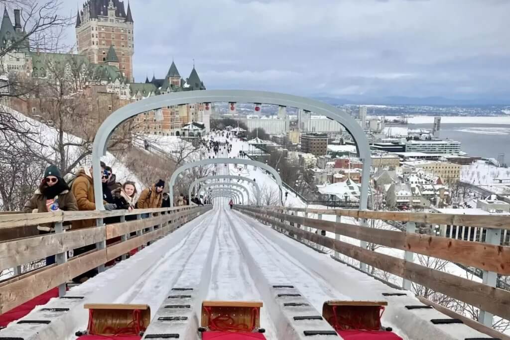 Glissade de la terrasse Dufferin devant le Château Frontenac à Québec
