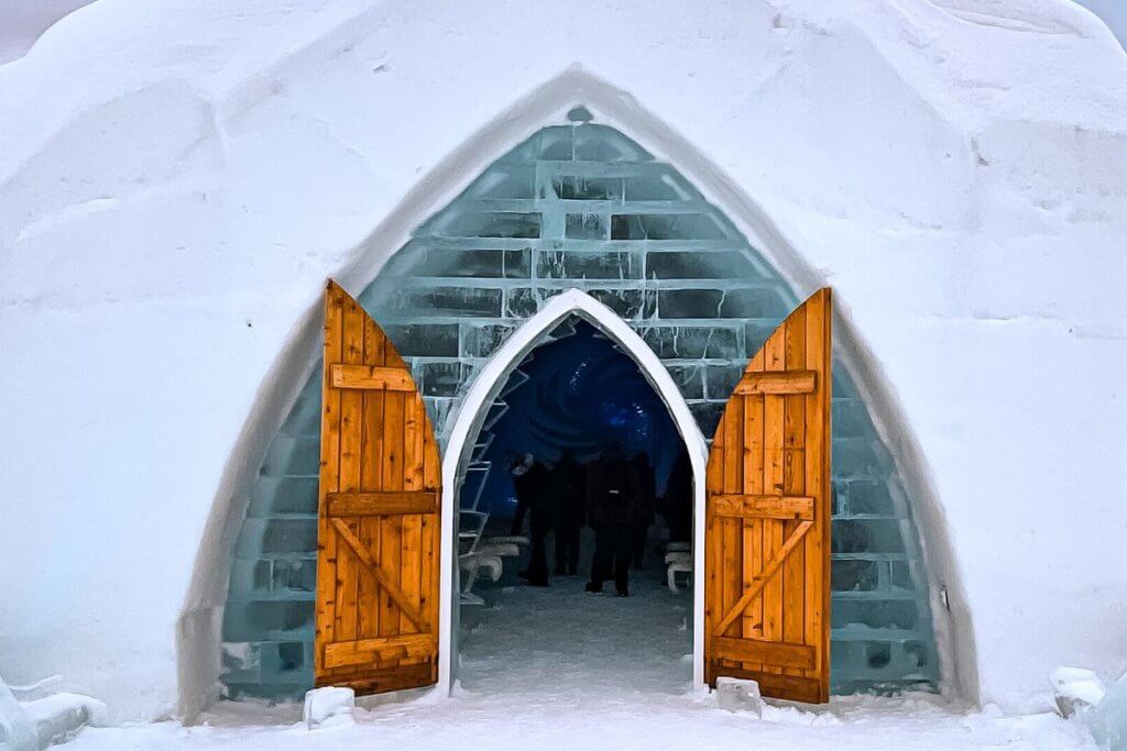 Entrée de l'Hôtel de Glace au Village Vacances Valcartier, Québec