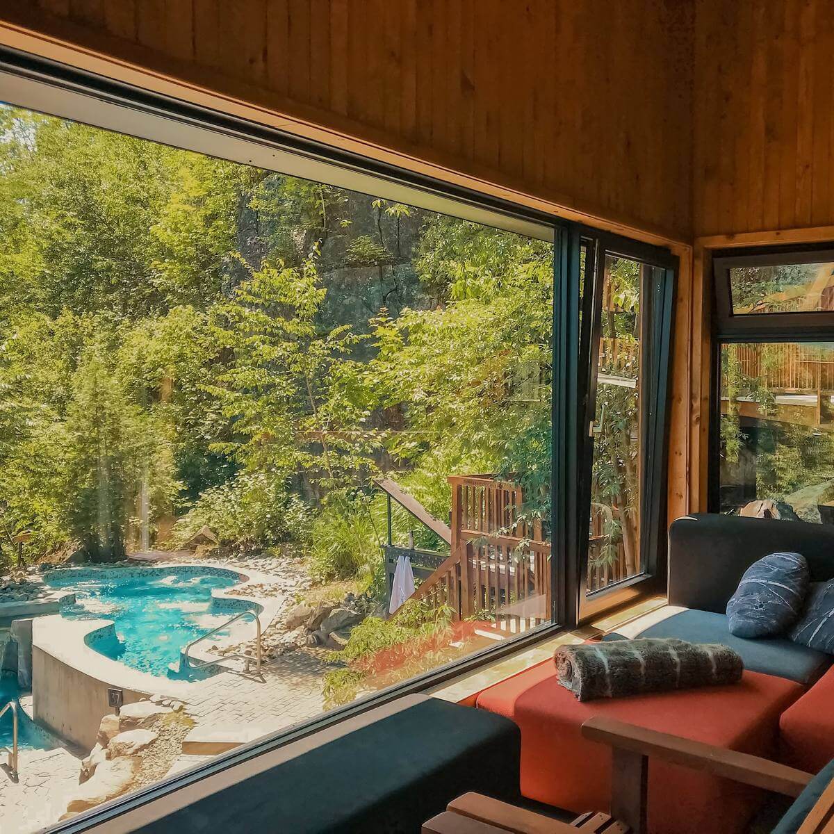 Aire de détente de La Source Bains Nordiques à Rawdon avec vue sur les bains et la forêt