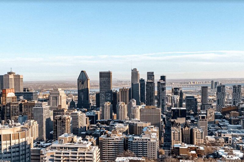 Vue panoramique sur les gratte-ciel du centre-ville de Montréal