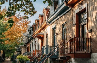 Plex montréalais typique avec escaliers extérieurs, quartier résidentiel de Montréal