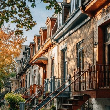Plex montréalais typique avec escaliers extérieurs, quartier résidentiel de Montréal