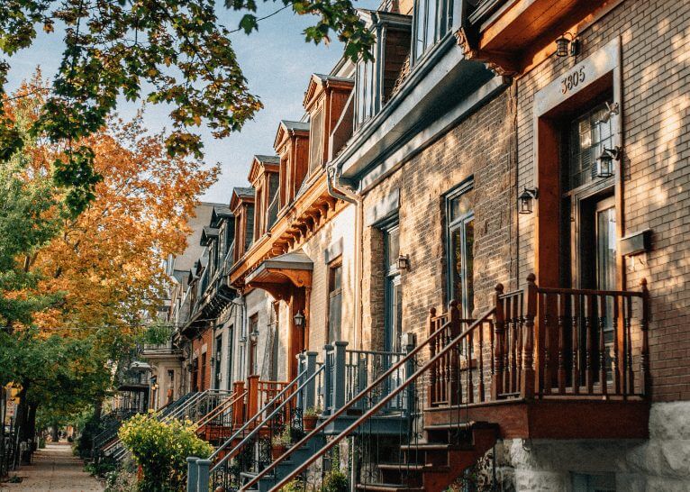 Plex montréalais typique avec escaliers extérieurs, quartier résidentiel de Montréal