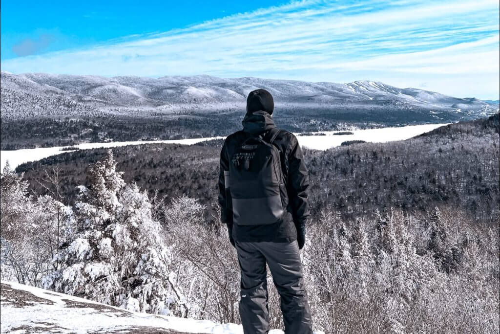 Randonnée en hiver au Québec, vue sur les montagnes enneigées