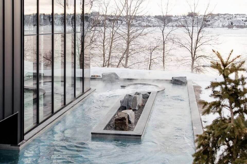 Bains extérieurs du Strøm spa nordique en hiver
