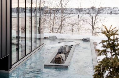 Bains extérieurs du Strøm spa nordique Vieux-Québec face au fleuve Saint-Laurent en hiver