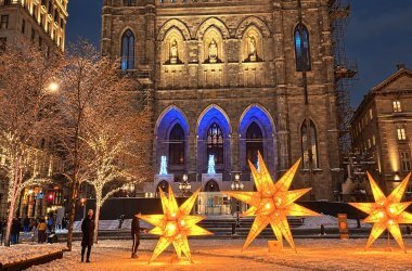 Étoiles lumineuses géantes sur la place d’Armes enneigée, devant la basilique Notre-Dame de Montréal