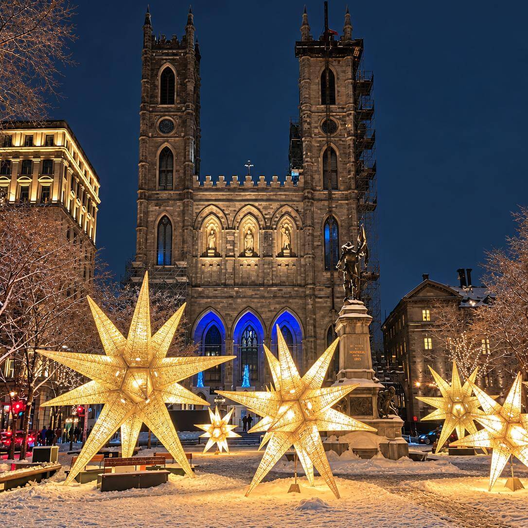 Étoiles lumineuses géantes sur la place d’Armes enneigée, devant la basilique Notre-Dame, dans le Vieux-Montréal