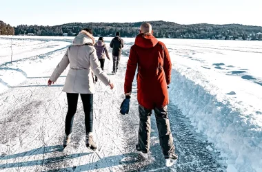 Patineurs sur une patinoire extérieure enneigée en hiver
