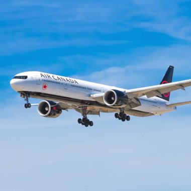 Avion d’Air Canada en vol, pour illustrer le Programme d’accès aérien aux régions (PAAR) du Québec