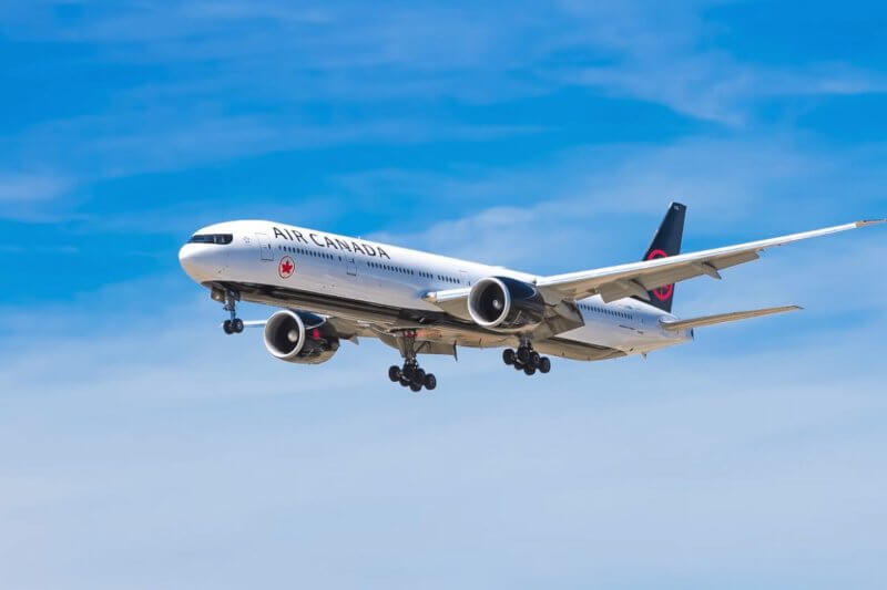 Avion d’Air Canada en vol, pour illustrer le Programme d’accès aérien aux régions (PAAR) du Québec