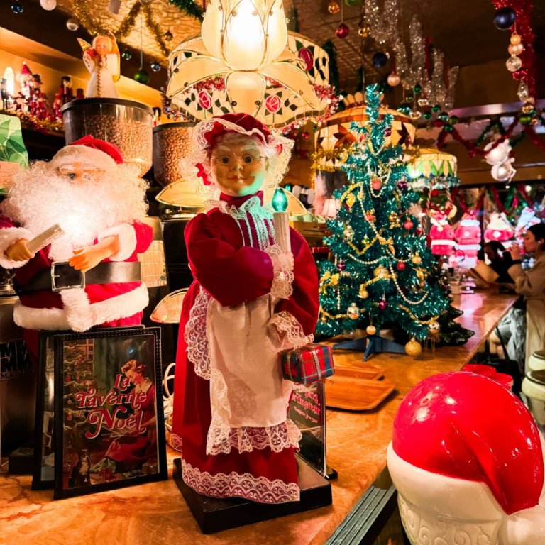 Figurines du Père Noël et de la Mère Noël dans le décor de la Taverne de Noël à Montréal