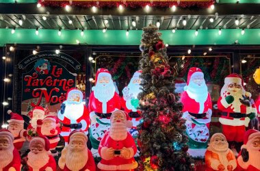 Vitrine de la Taverne de Noël du Petit Dep, boulevard Saint-Laurent à Montréal, avec ses dizaines de Pères Noël illuminés