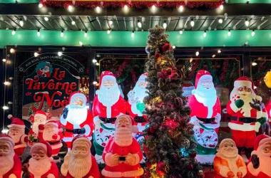 Vitrine de la Taverne de Noël du Petit Dep, boulevard Saint-Laurent à Montréal, avec ses dizaines de Pères Noël illuminés