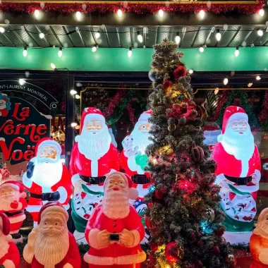 Vitrine de la Taverne de Noël du Petit Dep, boulevard Saint-Laurent à Montréal, avec ses dizaines de Pères Noël illuminés