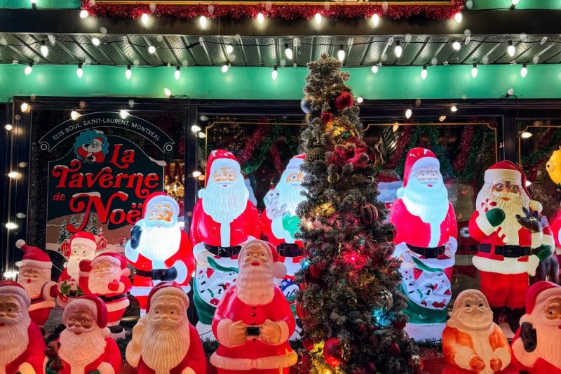Vitrine de la Taverne de Noël du Petit Dep, boulevard Saint-Laurent à Montréal, avec ses dizaines de Pères Noël illuminés